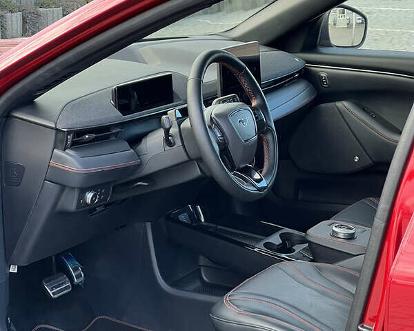 Красный Форд Mustang Mach-E, объемом двигателя 0 л и пробегом 10 тыс. км за 44999 $, фото 5 на Automoto.ua