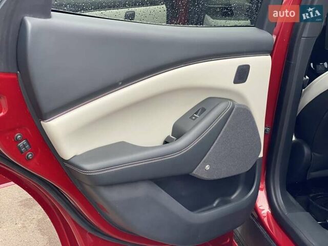 Красный Форд Mustang Mach-E, объемом двигателя 0 л и пробегом 24 тыс. км за 33300 $, фото 19 на Automoto.ua