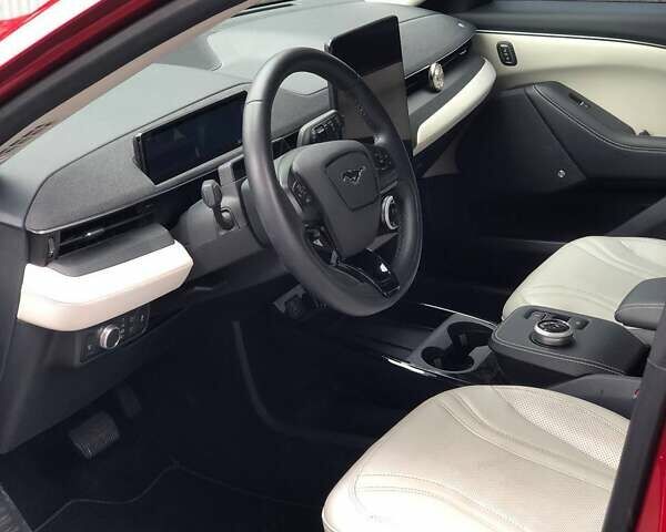 Красный Форд Mustang Mach-E, объемом двигателя 0 л и пробегом 26 тыс. км за 30899 $, фото 13 на Automoto.ua