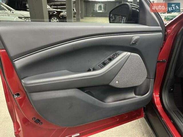 Красный Форд Mustang Mach-E, объемом двигателя 0 л и пробегом 25 тыс. км за 32800 $, фото 29 на Automoto.ua