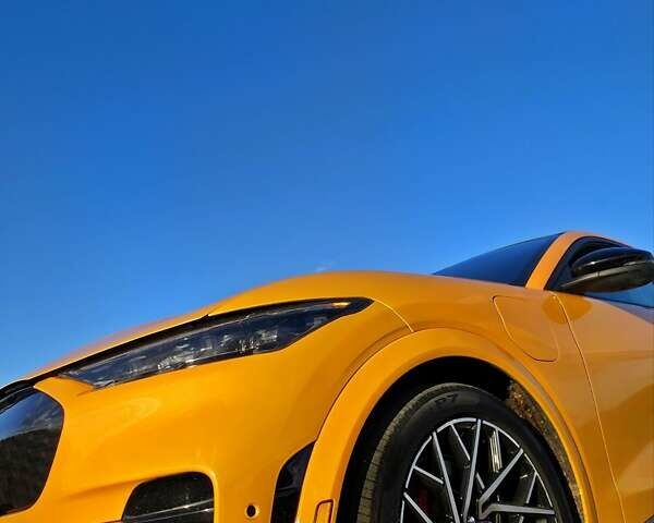 Желтый Форд Mustang Mach-E, объемом двигателя 0 л и пробегом 46 тыс. км за 34999 $, фото 2 на Automoto.ua