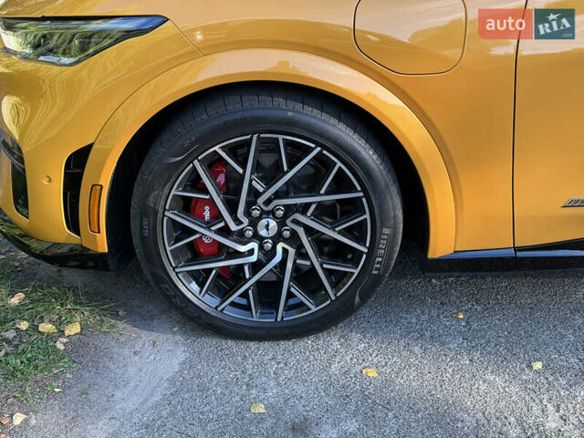 Желтый Форд Mustang Mach-E, объемом двигателя 0 л и пробегом 18 тыс. км за 49000 $, фото 3 на Automoto.ua