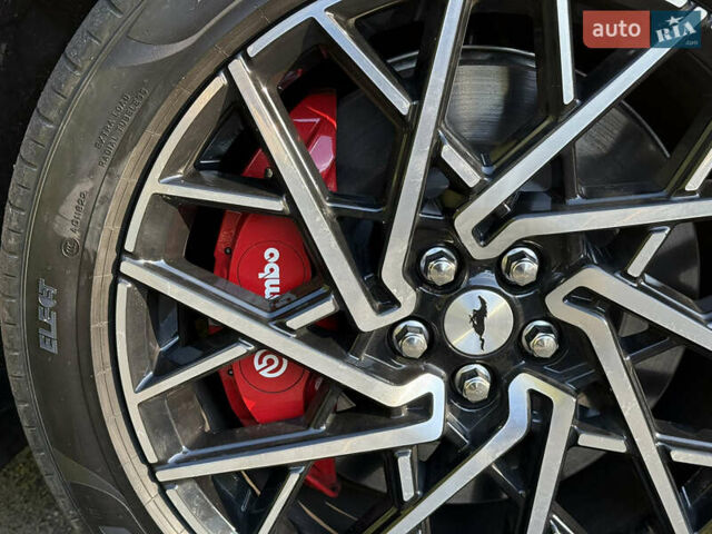 Желтый Форд Mustang Mach-E, объемом двигателя 0 л и пробегом 18 тыс. км за 49000 $, фото 2 на Automoto.ua