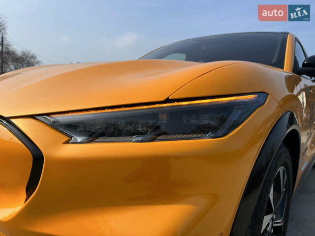 Желтый Форд Mustang Mach-E, объемом двигателя 0 л и пробегом 2 тыс. км за 40537 $, фото 62 на Automoto.ua