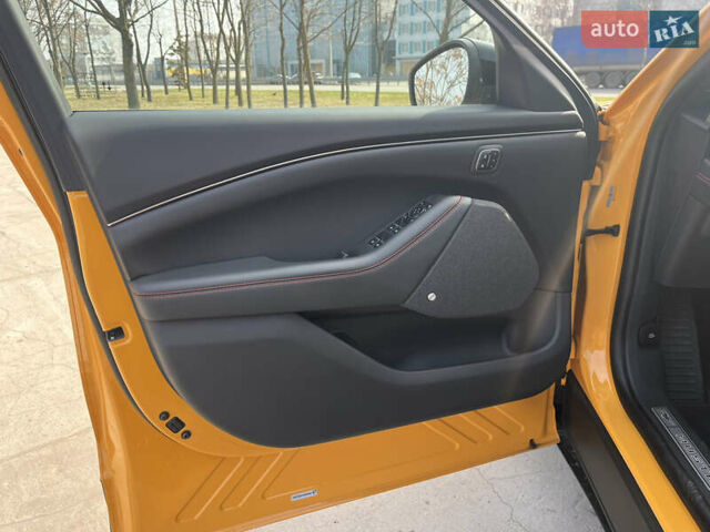 Желтый Форд Mustang Mach-E, объемом двигателя 0 л и пробегом 2 тыс. км за 40537 $, фото 66 на Automoto.ua