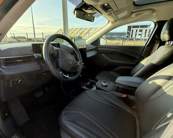 Желтый Форд Mustang Mach-E, объемом двигателя 0 л и пробегом 37 тыс. км за 28900 $, фото 11 на Automoto.ua