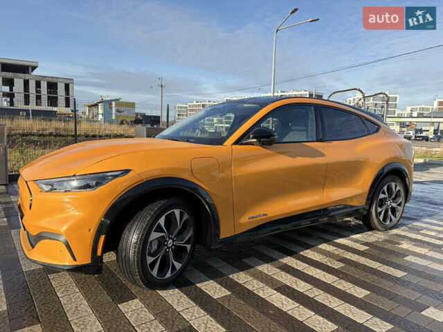 Желтый Форд Mustang Mach-E, объемом двигателя 0 л и пробегом 37 тыс. км за 28900 $, фото 1 на Automoto.ua
