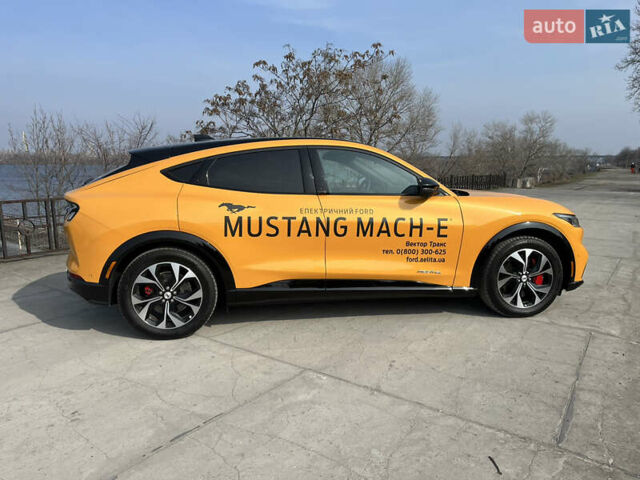 Желтый Форд Mustang Mach-E, объемом двигателя 0 л и пробегом 2 тыс. км за 40537 $, фото 5 на Automoto.ua