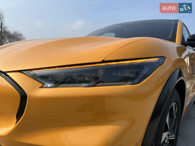 Желтый Форд Mustang Mach-E, объемом двигателя 0 л и пробегом 2 тыс. км за 40537 $, фото 61 на Automoto.ua