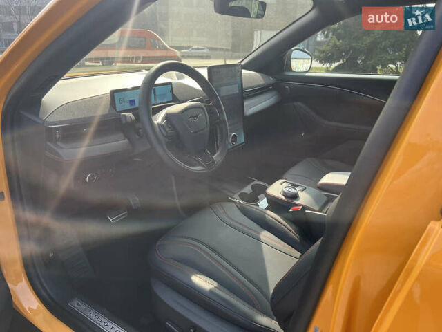 Желтый Форд Mustang Mach-E, объемом двигателя 0 л и пробегом 2 тыс. км за 40537 $, фото 64 на Automoto.ua