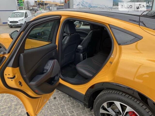 Желтый Форд Mustang Mach-E, объемом двигателя 0 л и пробегом 2 тыс. км за 40537 $, фото 31 на Automoto.ua