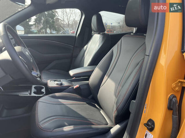 Желтый Форд Mustang Mach-E, объемом двигателя 0 л и пробегом 2 тыс. км за 40537 $, фото 67 на Automoto.ua