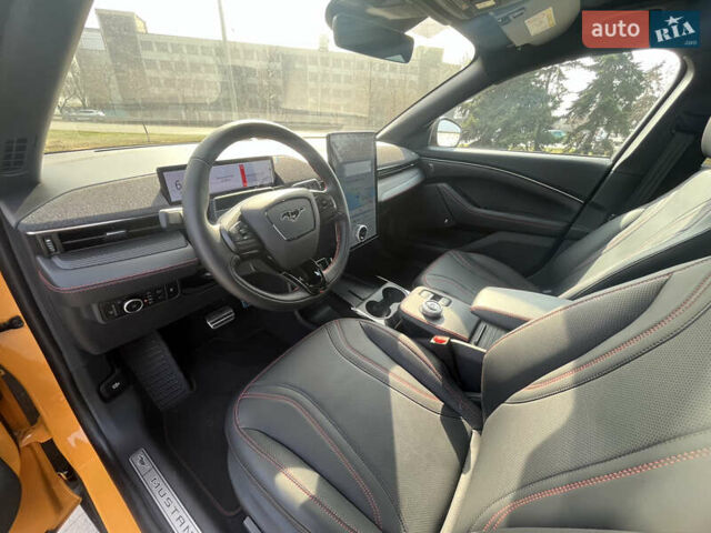 Желтый Форд Mustang Mach-E, объемом двигателя 0 л и пробегом 2 тыс. км за 40537 $, фото 65 на Automoto.ua