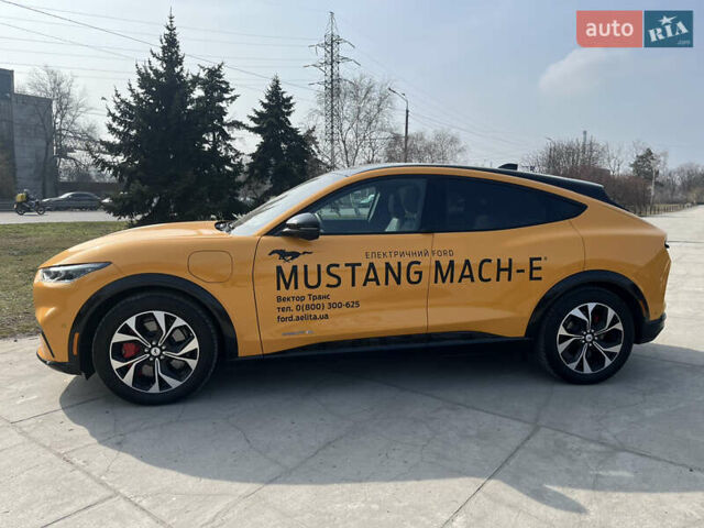 Желтый Форд Mustang Mach-E, объемом двигателя 0 л и пробегом 2 тыс. км за 40537 $, фото 2 на Automoto.ua