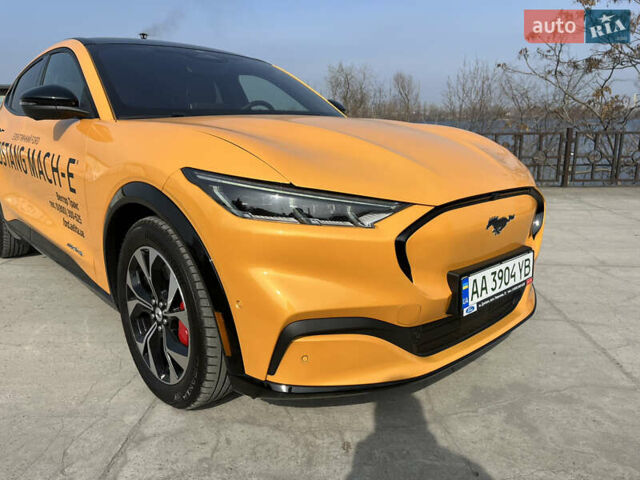 Желтый Форд Mustang Mach-E, объемом двигателя 0 л и пробегом 2 тыс. км за 40537 $, фото 9 на Automoto.ua