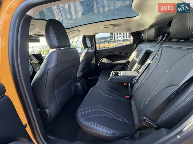 Желтый Форд Mustang Mach-E, объемом двигателя 0 л и пробегом 37 тыс. км за 28900 $, фото 12 на Automoto.ua