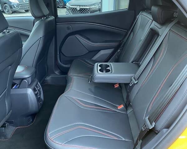 Желтый Форд Mustang Mach-E, объемом двигателя 0 л и пробегом 2 тыс. км за 40537 $, фото 35 на Automoto.ua