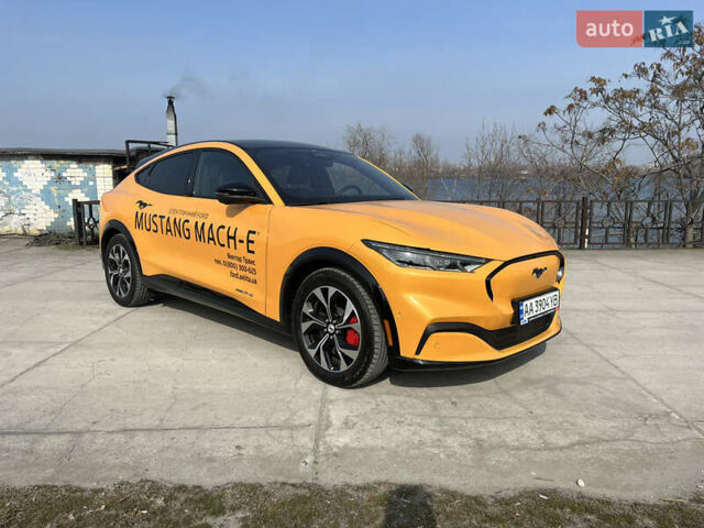 Желтый Форд Mustang Mach-E, объемом двигателя 0 л и пробегом 2 тыс. км за 40537 $, фото 8 на Automoto.ua