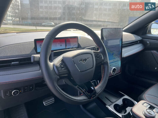 Желтый Форд Mustang Mach-E, объемом двигателя 0 л и пробегом 2 тыс. км за 40537 $, фото 69 на Automoto.ua