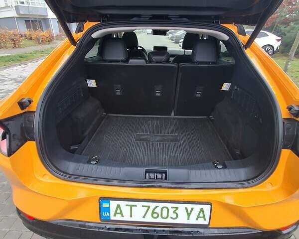 Жовтий Форд Mustang Mach-E, об'ємом двигуна 0 л та пробігом 9 тис. км за 27500 $, фото 3 на Automoto.ua