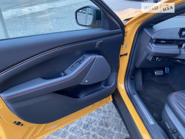 Желтый Форд Mustang Mach-E, объемом двигателя 0 л и пробегом 2 тыс. км за 40537 $, фото 40 на Automoto.ua
