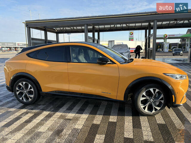 Желтый Форд Mustang Mach-E, объемом двигателя 0 л и пробегом 37 тыс. км за 28900 $, фото 4 на Automoto.ua