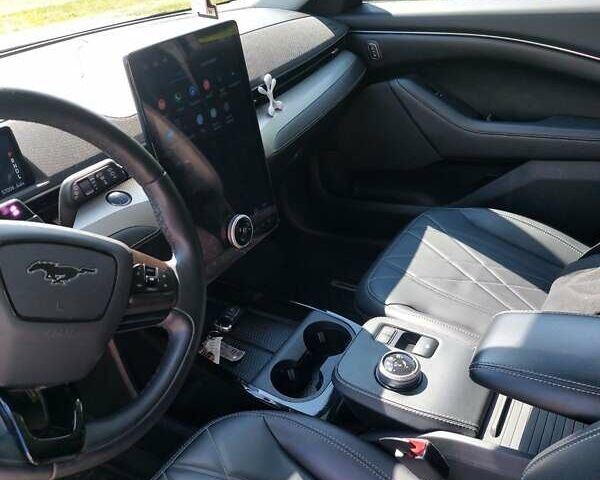 Серый Форд Mustang Mach-E, объемом двигателя 0 л и пробегом 61 тыс. км за 22900 $, фото 8 на Automoto.ua