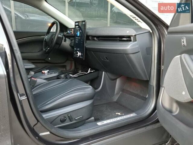 Серый Форд Mustang Mach-E, объемом двигателя 0 л и пробегом 48 тыс. км за 26000 $, фото 9 на Automoto.ua