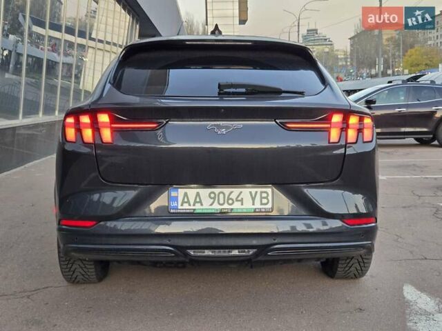 Серый Форд Mustang Mach-E, объемом двигателя 0 л и пробегом 48 тыс. км за 26000 $, фото 5 на Automoto.ua