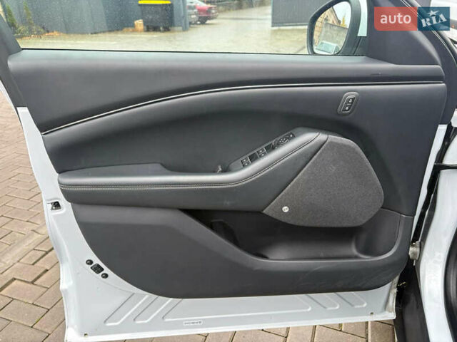 Серый Форд Mustang Mach-E, объемом двигателя 0 л и пробегом 110 тыс. км за 22900 $, фото 23 на Automoto.ua