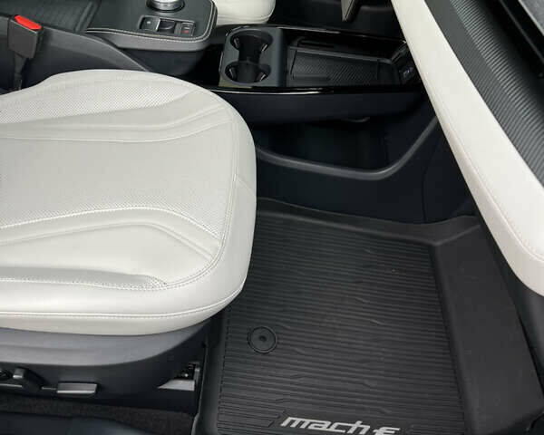 Серый Форд Mustang Mach-E, объемом двигателя 0 л и пробегом 17 тыс. км за 28111 $, фото 23 на Automoto.ua