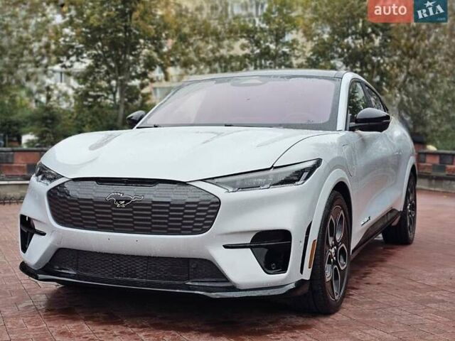Серый Форд Mustang Mach-E, объемом двигателя 0 л и пробегом 40 тыс. км за 33333 $, фото 4 на Automoto.ua