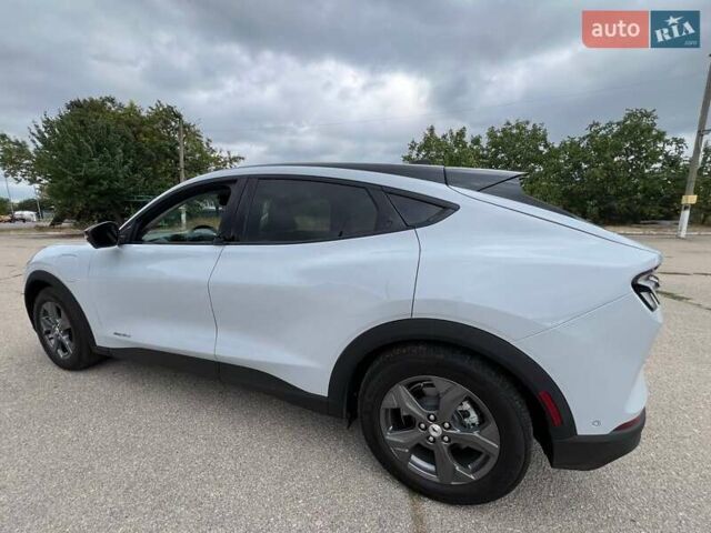 Серый Форд Mustang Mach-E, объемом двигателя 0 л и пробегом 6 тыс. км за 27999 $, фото 7 на Automoto.ua