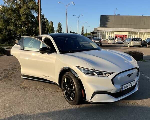 Серый Форд Mustang Mach-E, объемом двигателя 0 л и пробегом 8 тыс. км за 27800 $, фото 4 на Automoto.ua