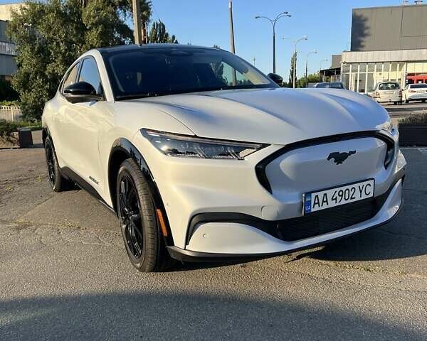 Серый Форд Mustang Mach-E, объемом двигателя 0 л и пробегом 8 тыс. км за 27800 $, фото 2 на Automoto.ua