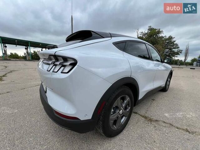Серый Форд Mustang Mach-E, объемом двигателя 0 л и пробегом 6 тыс. км за 27999 $, фото 10 на Automoto.ua