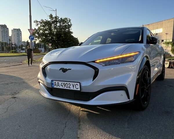 Серый Форд Mustang Mach-E, объемом двигателя 0 л и пробегом 8 тыс. км за 27800 $, фото 5 на Automoto.ua