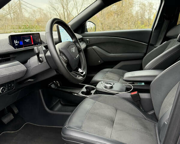 Серый Форд Mustang Mach-E, объемом двигателя 0 л и пробегом 30 тыс. км за 34300 $, фото 33 на Automoto.ua