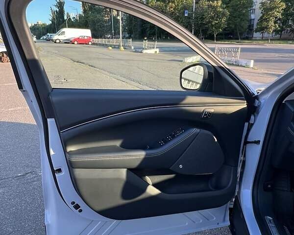 Серый Форд Mustang Mach-E, объемом двигателя 0 л и пробегом 8 тыс. км за 27800 $, фото 13 на Automoto.ua
