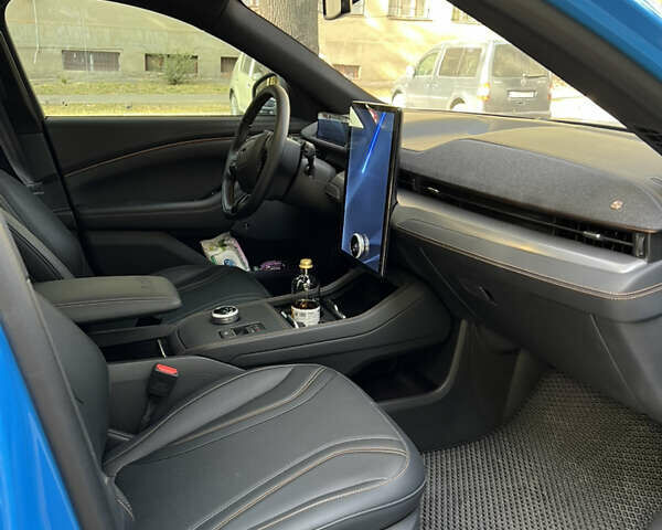 Синій Форд Mustang Mach-E, об'ємом двигуна 0 л та пробігом 9 тис. км за 31500 $, фото 4 на Automoto.ua