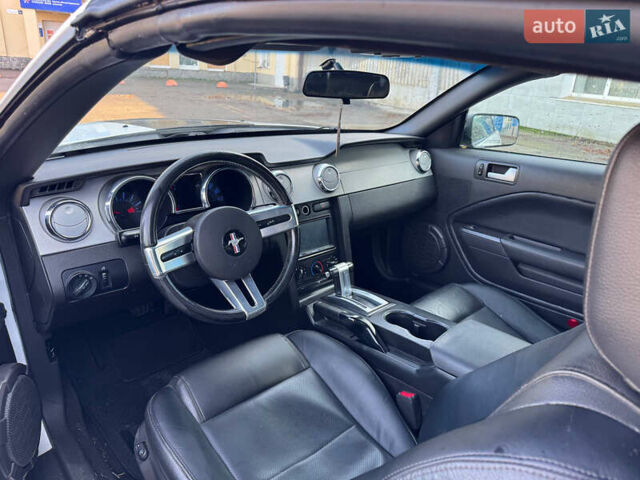 Белый Форд Мустанг, объемом двигателя 4 л и пробегом 123 тыс. км за 9500 $, фото 2 на Automoto.ua