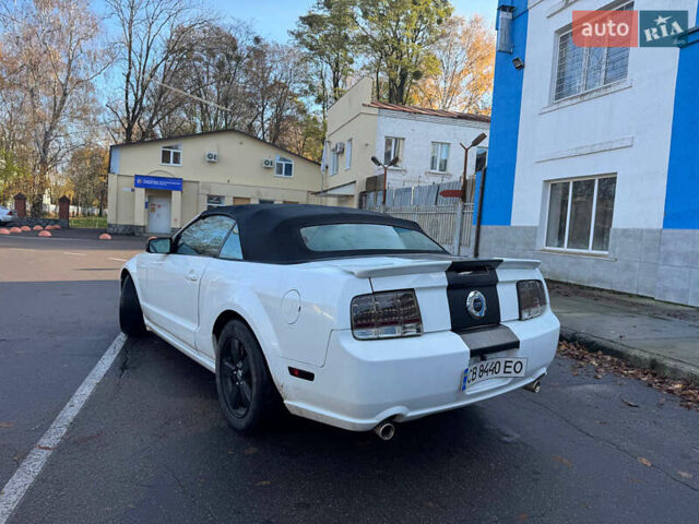 Белый Форд Мустанг, объемом двигателя 4 л и пробегом 123 тыс. км за 9500 $, фото 6 на Automoto.ua