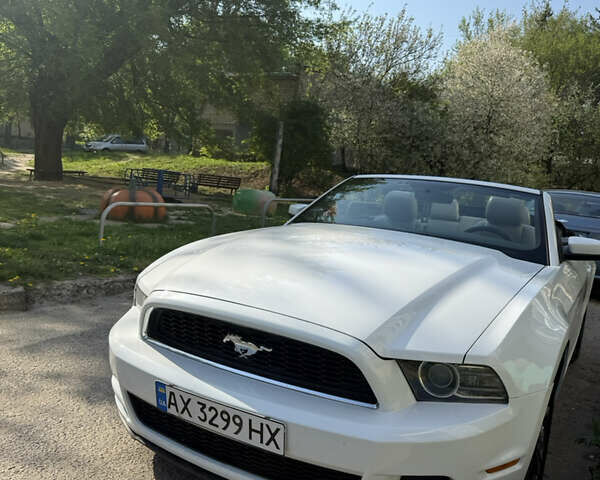 Білий Форд Мустанг, об'ємом двигуна 3.72 л та пробігом 97 тис. км за 17300 $, фото 4 на Automoto.ua