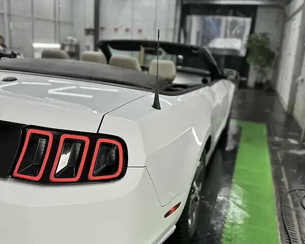 Білий Форд Мустанг, об'ємом двигуна 3.72 л та пробігом 97 тис. км за 17300 $, фото 3 на Automoto.ua