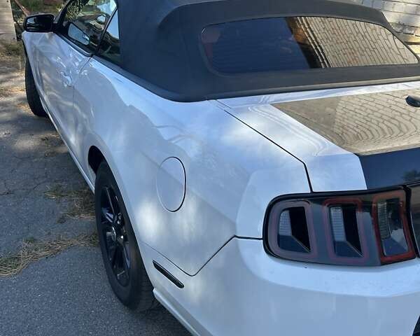 Белый Форд Мустанг, объемом двигателя 3.72 л и пробегом 150 тыс. км за 16400 $, фото 2 на Automoto.ua