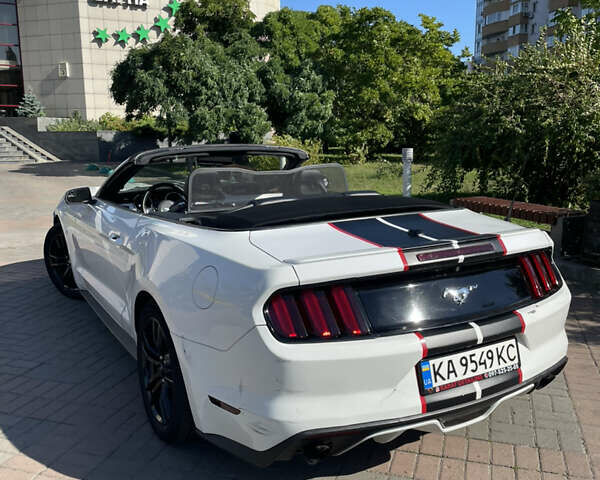 Белый Форд Мустанг, объемом двигателя 2.26 л и пробегом 140 тыс. км за 12444 $, фото 2 на Automoto.ua