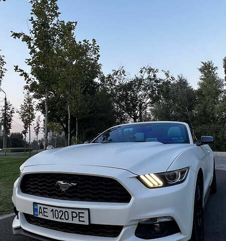 Білий Форд Мустанг, об'ємом двигуна 2.3 л та пробігом 144 тис. км за 18000 $, фото 5 на Automoto.ua
