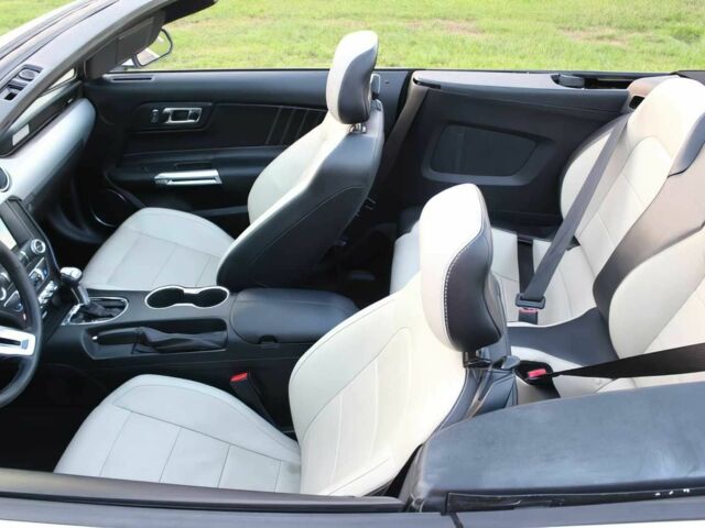 Білий Форд Мустанг, об'ємом двигуна 2.3 л та пробігом 65 тис. км за 4700 $, фото 16 на Automoto.ua