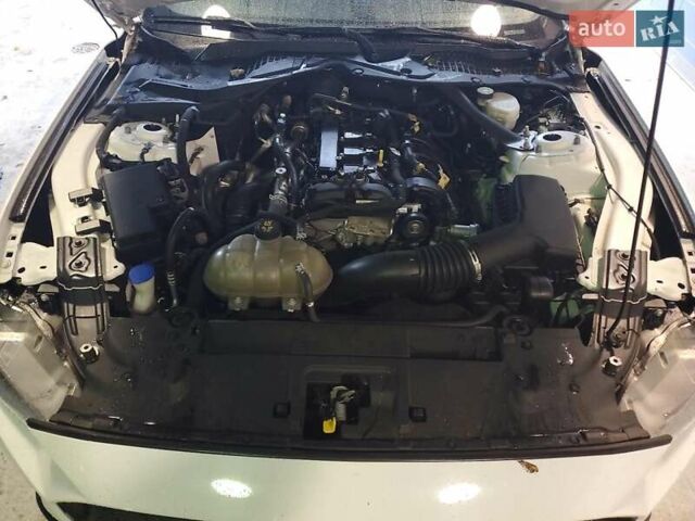 Белый Форд Мустанг, объемом двигателя 2.3 л и пробегом 115 тыс. км за 6600 $, фото 1 на Automoto.ua