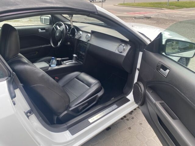 Белый Форд Мустанг, объемом двигателя 4 л и пробегом 120 тыс. км за 8500 $, фото 4 на Automoto.ua